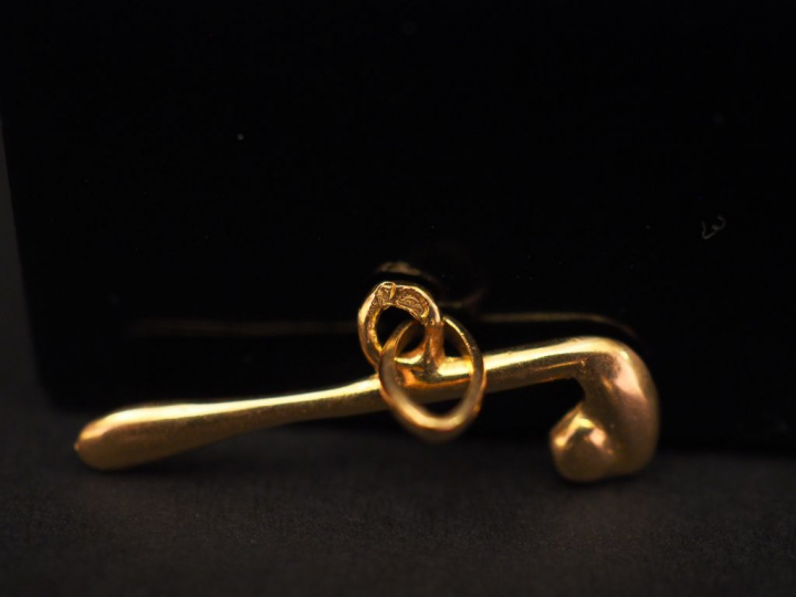 Ensemble comprenant :  - un pendentif Napoléon III en or jaune, éclats