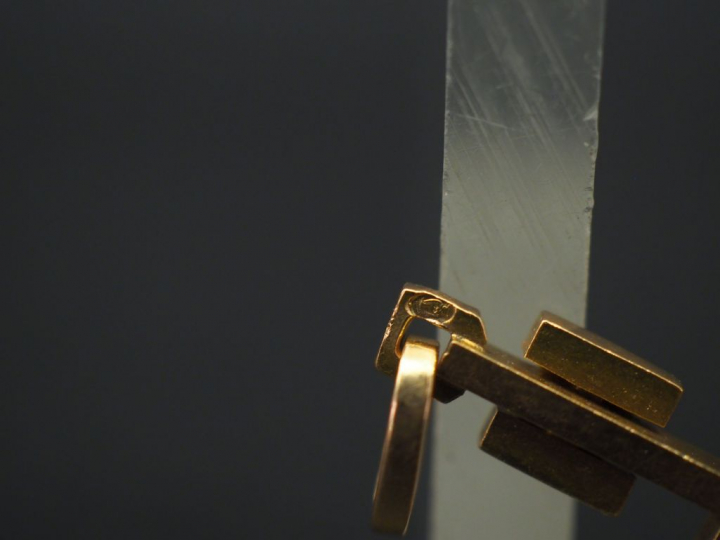 Ensemble comprenant quatre différents pendentifs en forme de croix en 