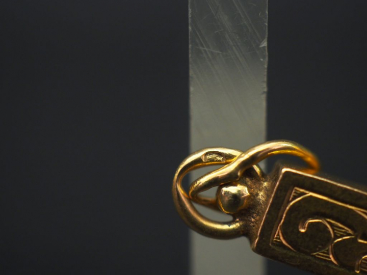 Ensemble comprenant quatre différents pendentifs en forme de croix en 