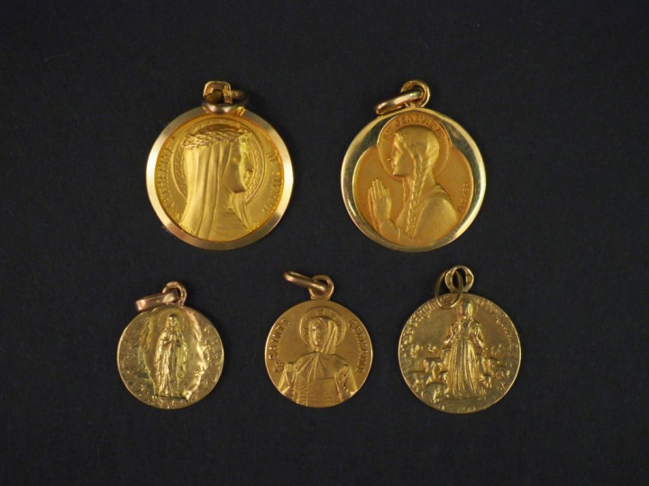 Ensemble comprenant cinq différentes médailles religieuses en or jaune