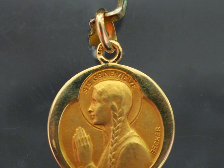 Ensemble comprenant cinq différentes médailles religieuses en or jaune