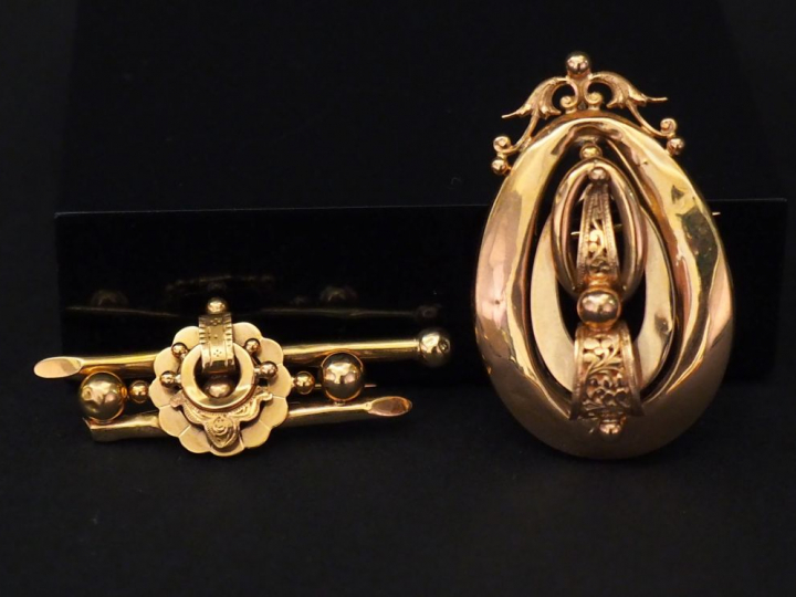 Ensemble comprenant :  - une broche/pendentif Napoléon III en or jaune