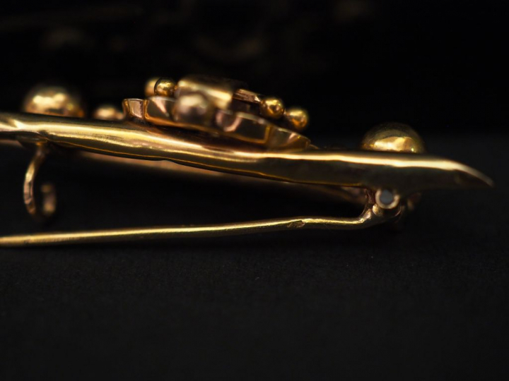 Ensemble comprenant :  - une broche/pendentif Napoléon III en or jaune