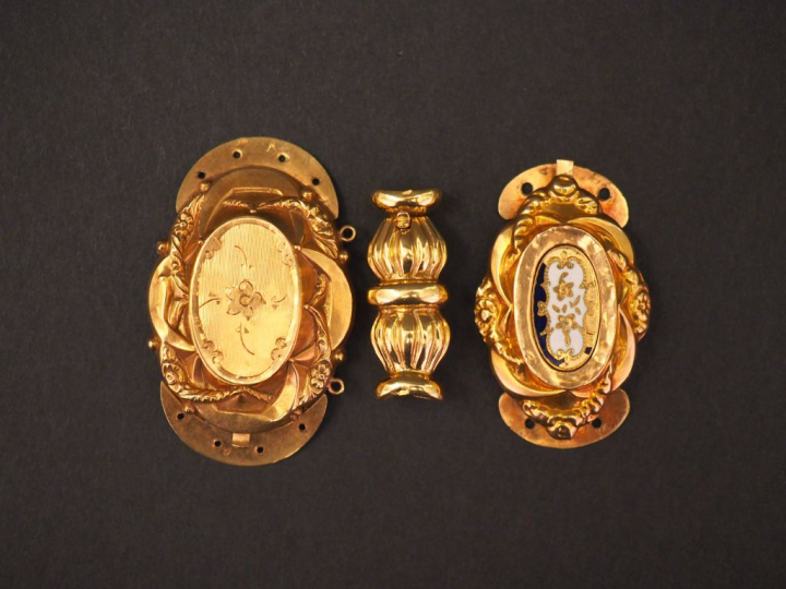 Ensembe comprenant trois différents fermoirs Napoléon III en or jaune.