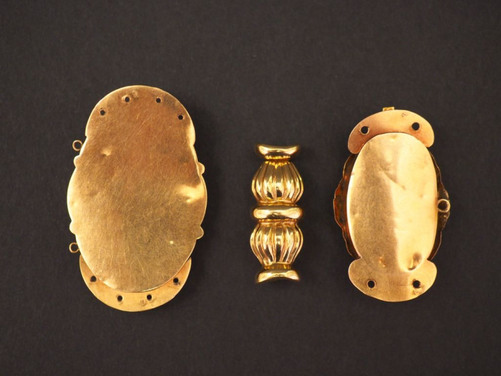 Ensembe comprenant trois différents fermoirs Napoléon III en or jaune.