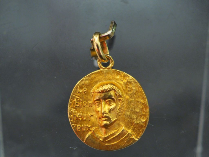 Ensemble comprenant quatre différentes médailles religieuses en or jau