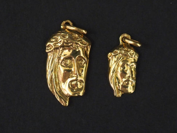 Deux pendentifs en or jaune, figurant la tête du Christ.  H. 1,5 cm et