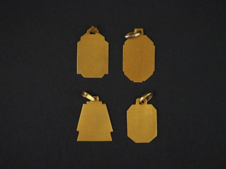 Ensemble de quatre médailles de style Art déco deux tons d'or, figuran