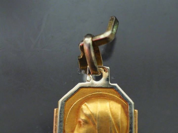 Ensemble de quatre médailles de style Art déco deux tons d'or, figuran