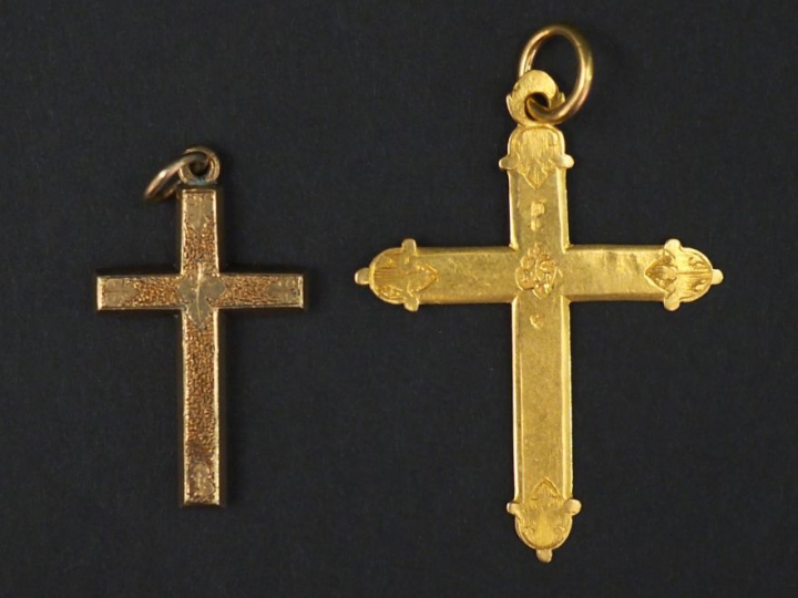 Ensemble comprenant :  - un pendentif en forme de croix en or jaune, à