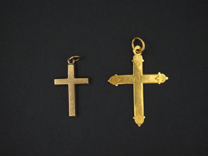 Ensemble comprenant :  - un pendentif en forme de croix en or jaune, à