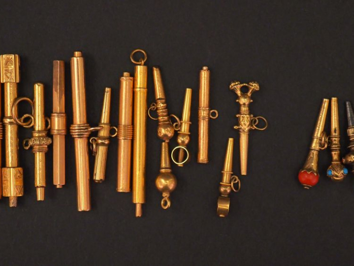 Ensemble comprenant :  - treize différentes clés de montre en or jaune