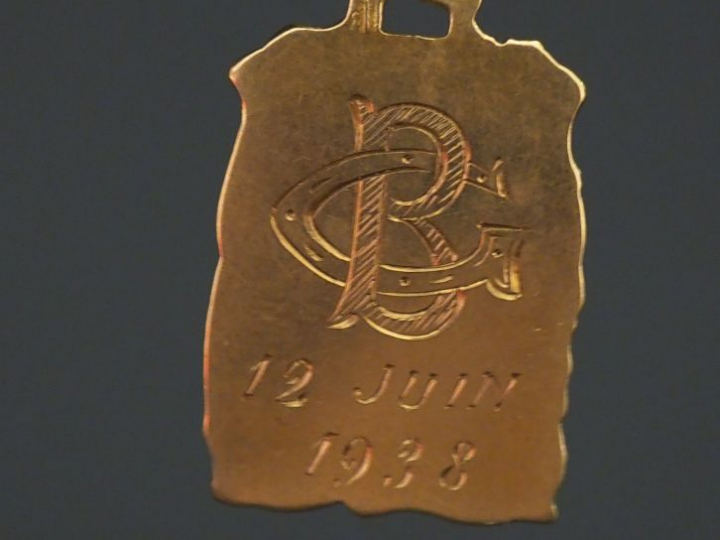 Médaille religeuse de forme rectangulaire en or jaune, figurant le Chr