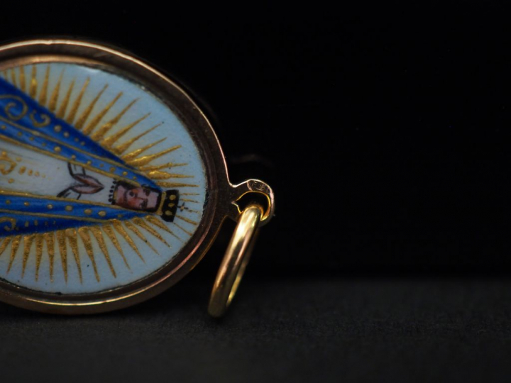 Ensemble comprenant :  - une médaille religieuse ovale en or jaune, fi