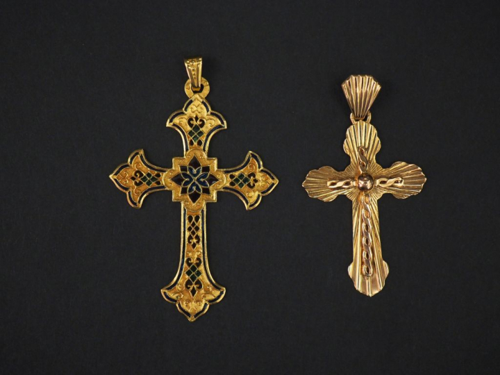 Ensemble comprenant :  -	 un pendentif en forme de croix en or jaune e