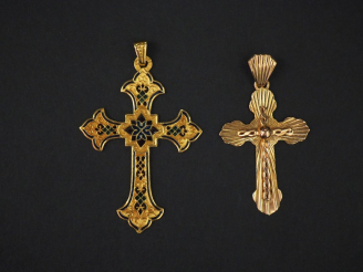 Vente aux enchères Ensemble comprenant :  -	 un pendentif en forme de croix en or jaune e