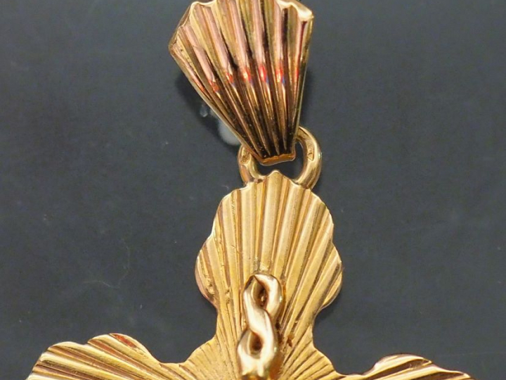 Ensemble comprenant :  -	 un pendentif en forme de croix en or jaune e