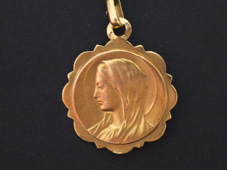 Vente aux enchères Médaille religieuse à bord polylobé en or jaune, figurant la Sainte Vi