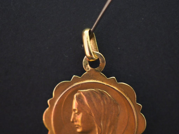 Médaille religieuse à bord polylobé en or jaune, figurant la Sainte Vi