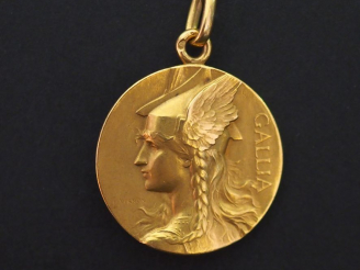 Vente aux enchères VERNON.  Médaille en or jaune "Gallia", à décor double faces.  Signée.