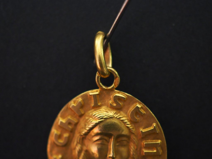 Médaille religieuse en or jaune, figurant Sainte Christine.  Diam. 1,8