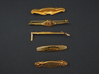 Vente aux enchères Ensemble comprenant :  - une broche en or jaune, en forme de canne de 