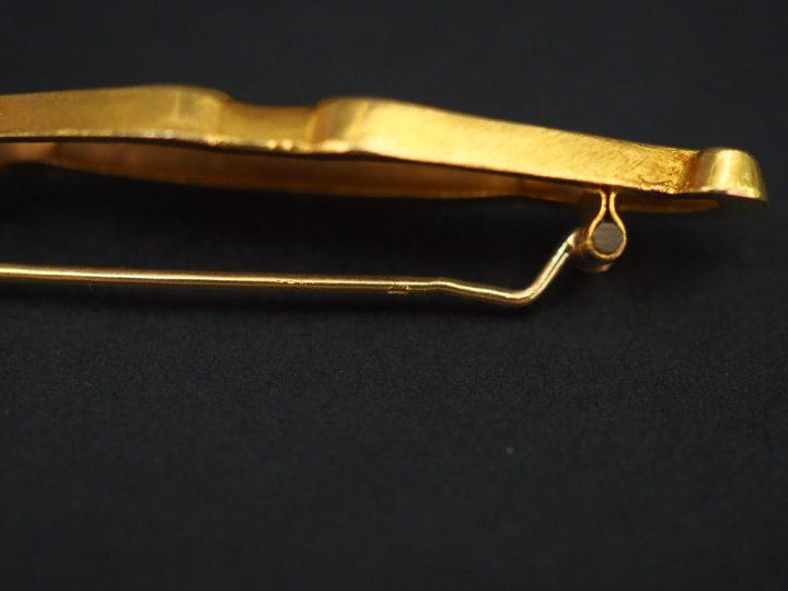 Ensemble comprenant :  - une broche en or jaune, en forme de canne de 