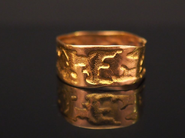 Bague en or jaune, à décor de motifs stylisés.  Poids. 1,40 g