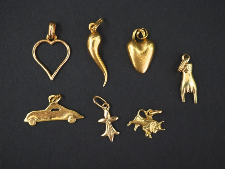 Ensemble comprenant :  - deux pendentifs en or jaune en forme de cœur.