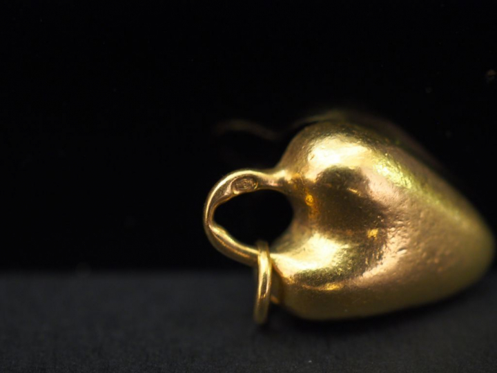 Ensemble comprenant :  - deux pendentifs en or jaune en forme de cœur.