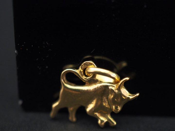 Ensemble comprenant :  - deux pendentifs en or jaune en forme de cœur.