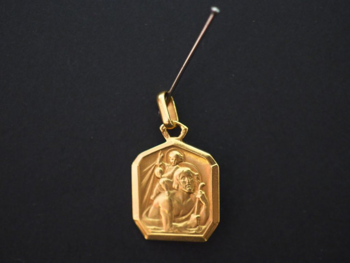 Médaille religieuse de style Art déco en or jaune, figurant Saint Chri