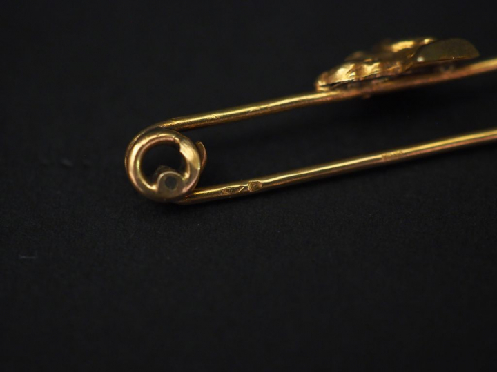 Ensemble comprenant :  - une petite broche barrette en or jaune, à déc