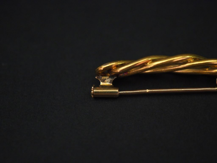 Ensemble comprenant :  - une petite broche barrette en or jaune, à déc