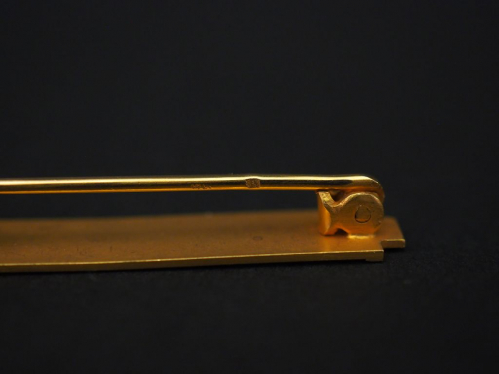 Ensemble comprenant :  - une petite broche barrette en or jaune, à déc