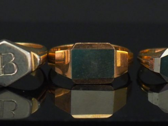 Vente aux enchères Ensemble comprenant :  - une bague chevalière de style Art déco deux t