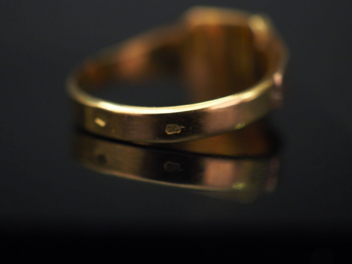 Ensemble comprenant :  - une bague chevalière de style Art déco deux t