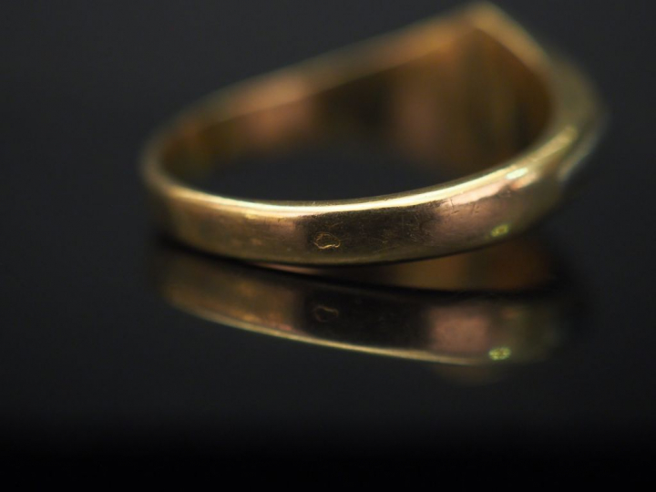 Ensemble comprenant :  - une bague chevalière de style Art déco deux t