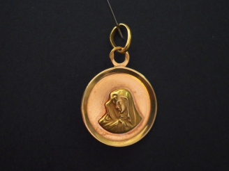 Vente aux enchères Médaille religieuse en or jaune, figurant la Sainte Vierge en léger re