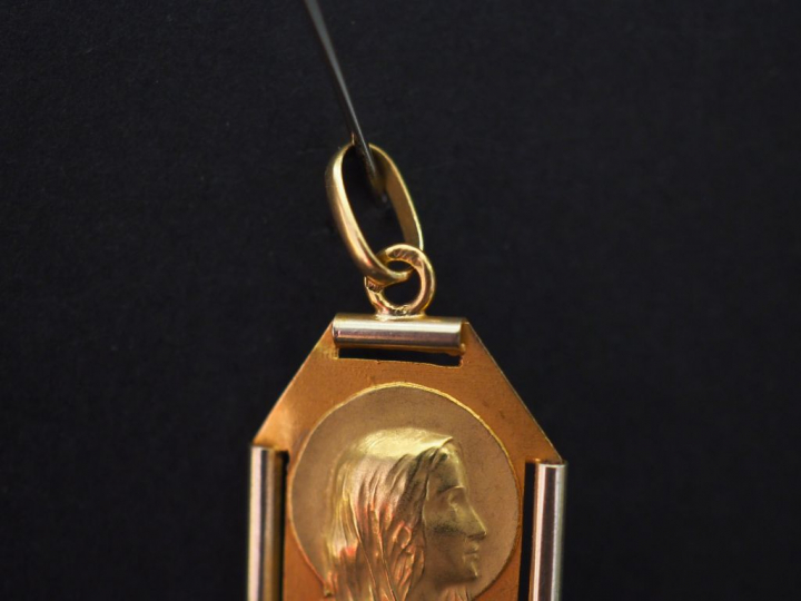 Médaille religieuse de style Art déco, deux tons d'or, figurant la Sai