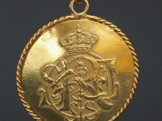 Vente aux enchères Pendentif en or jaune, serti en son centre d'une médaille d'un tournoi