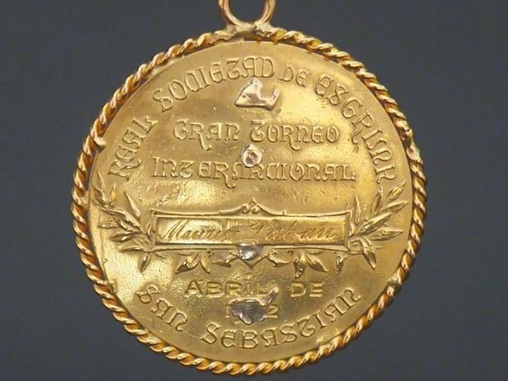 Pendentif en or jaune, serti en son centre d'une médaille d'un tournoi