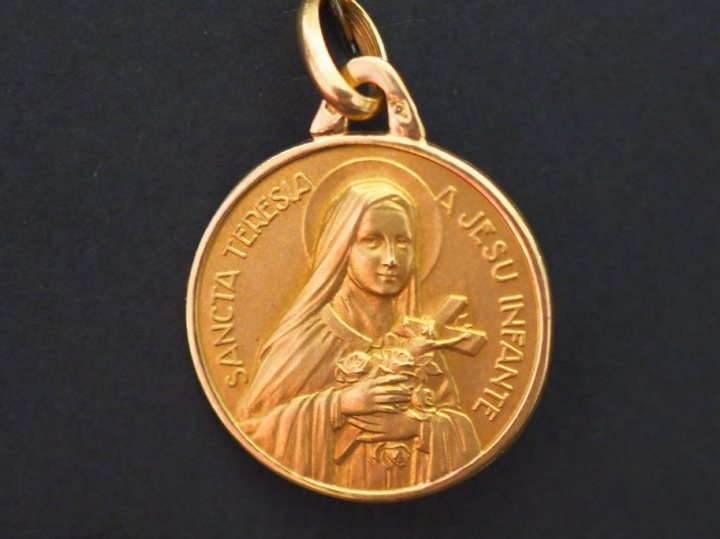 Médaille religieuse en or jaune, figurant Sainte Thérèse de l'Enfant J