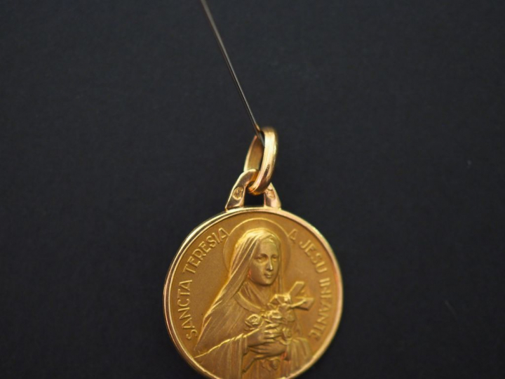 Médaille religieuse en or jaune, figurant Sainte Thérèse de l'Enfant J
