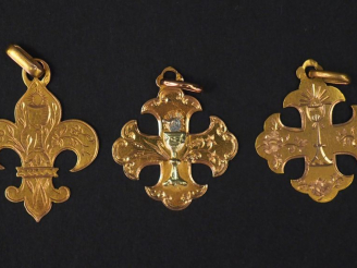 Vente aux enchères Ensemble comprenant :  - deux pendentifs en forme de croix en or jaune