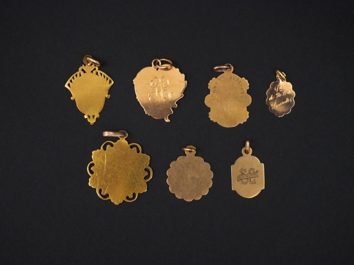 Ensemble comprenant sept différentes médailles religieuses en or jaune
