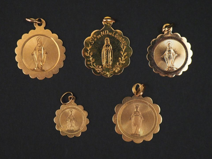Ensemble de cinq médailles religieuse en or jaune, figurant la Sainte 