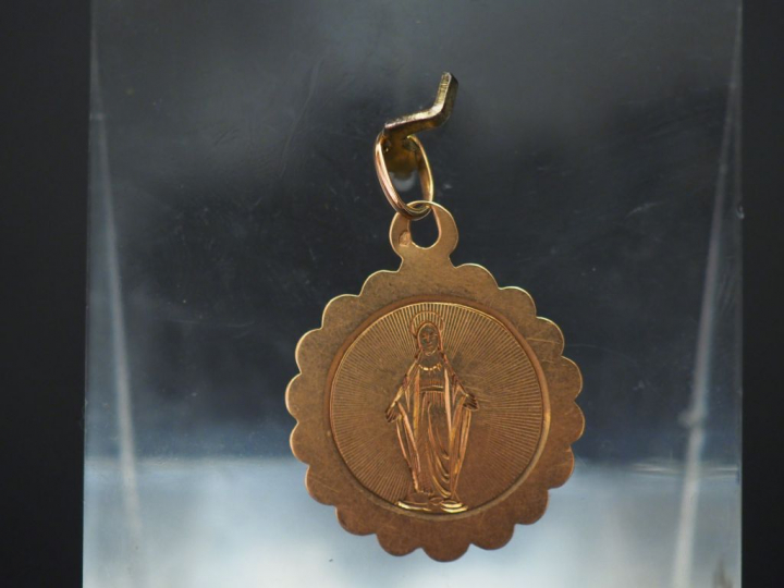 Ensemble de cinq médailles religieuse en or jaune, figurant la Sainte 