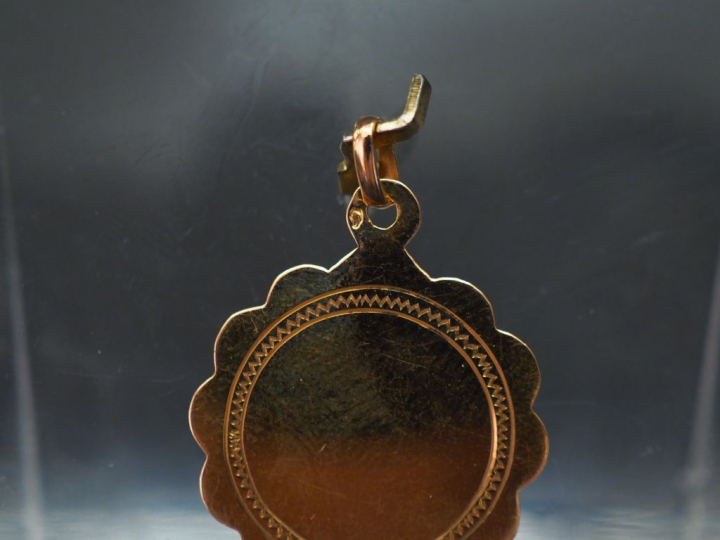 Ensemble de cinq médailles religieuse en or jaune, figurant la Sainte 