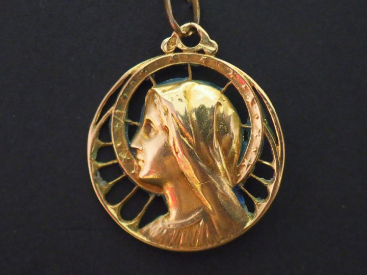 Médaille religieuse en or jaune ajourée, figurant la Sainte Vierge de 